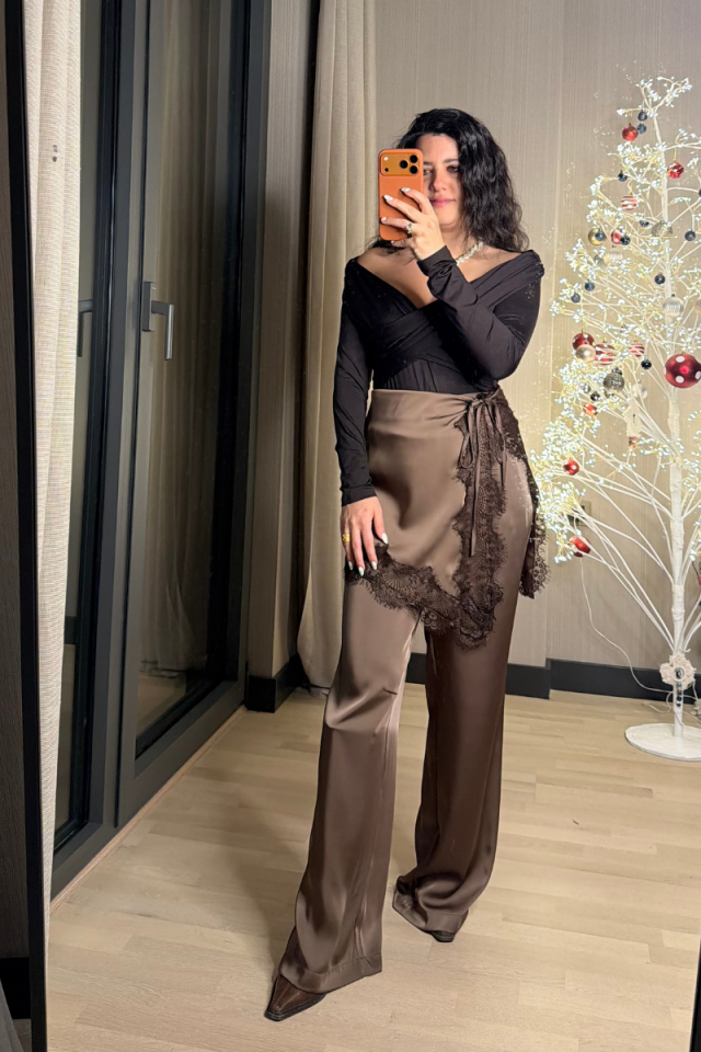 Bel Aksesuarlı Dantel Detaylı Saten Pantolon