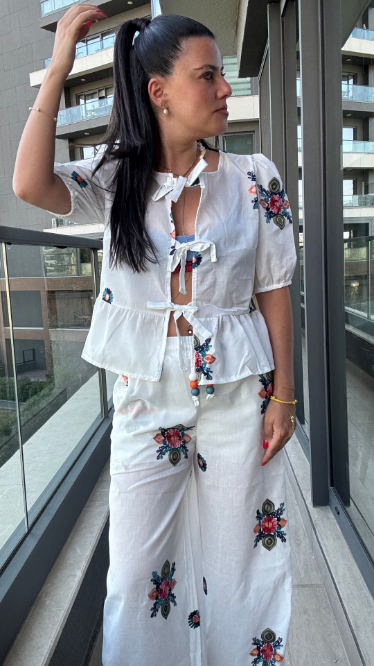 Nakışlı Önden Bağlamalı Bluz