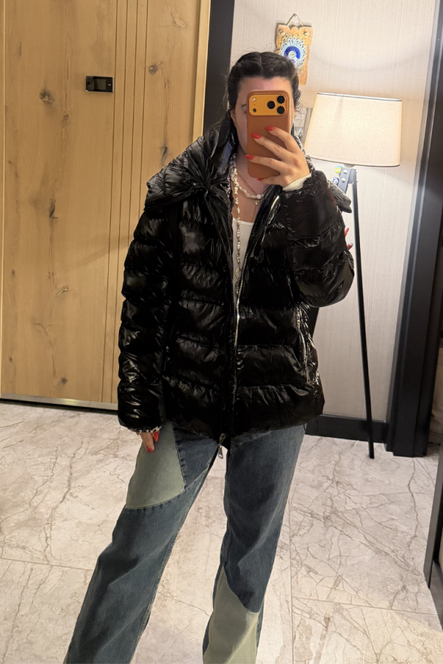 Siyah Kapüşonlu Parlak Mont