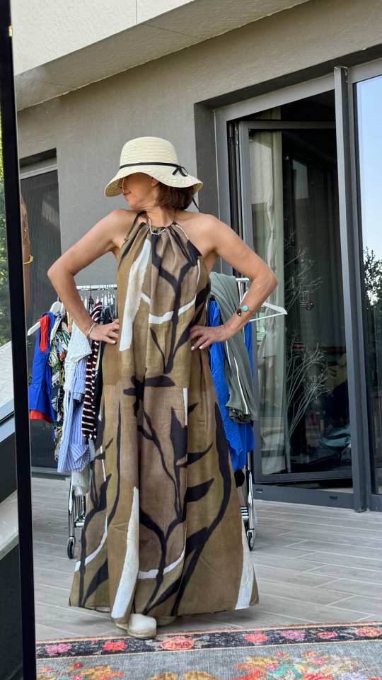 Boyundan Bağlamalı Sırt Dekolteli Desenli Elbise