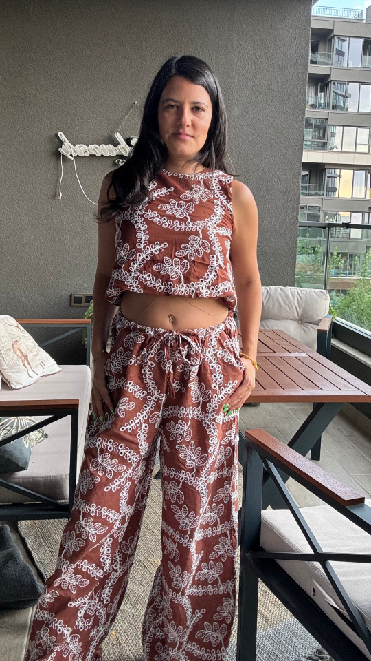 Kahverengi Nakışlı Takım