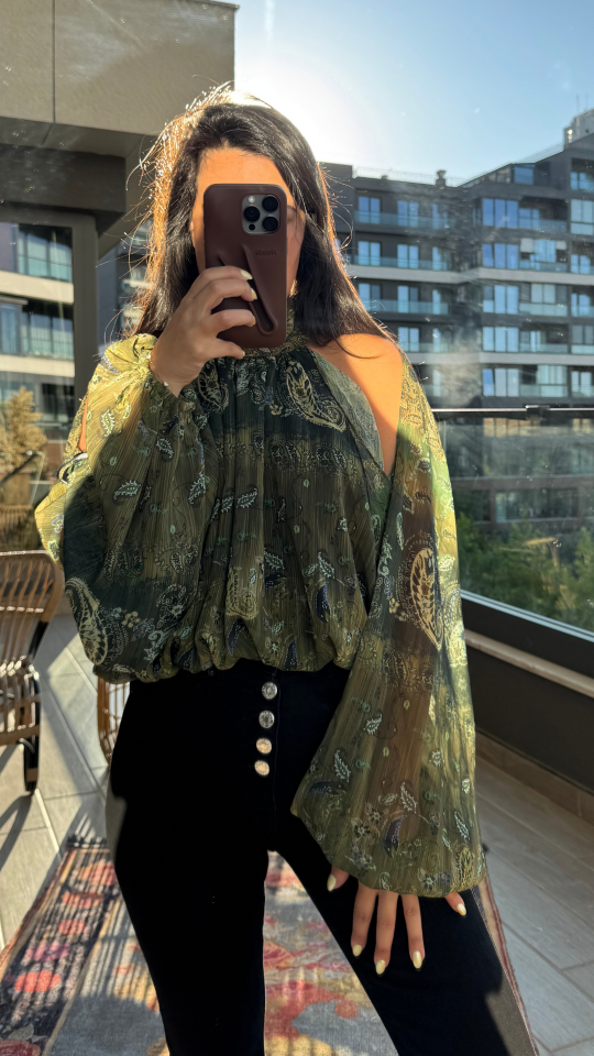 Desenli Omuz Dekolteli Yeşil Şifon Bluz