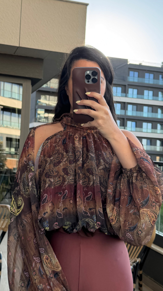 Desenli Omuz Dekolteli Kahverengi Şifon Bluz