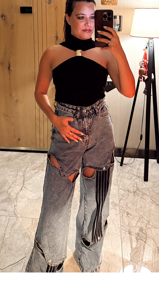 Gold Aksesuarlı Siyah Bluz