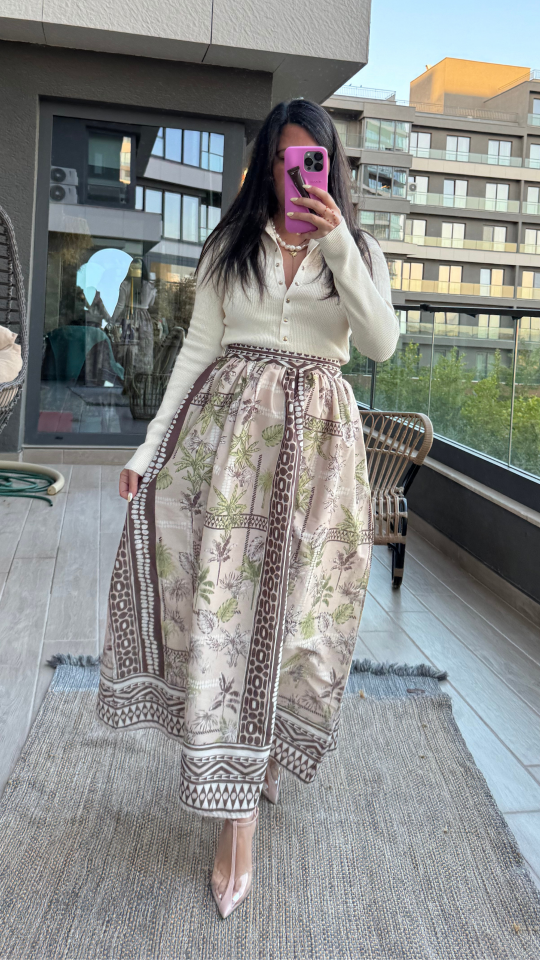 Krem Dik Yakalı Çıtçıtlı Triko