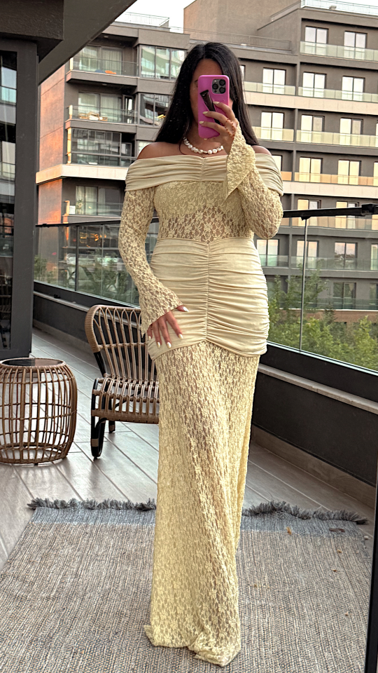 Sarı Dantel Detaylı Madonna Yaka Uzun Elbise