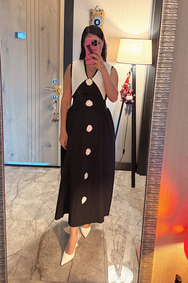 Gül Detaylı Geniş Yakalı Elbise- Siyah