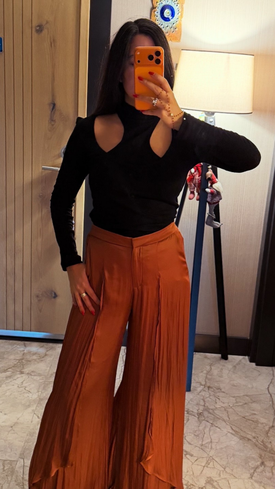 Boyun Detaylı Dekolteli Bluz